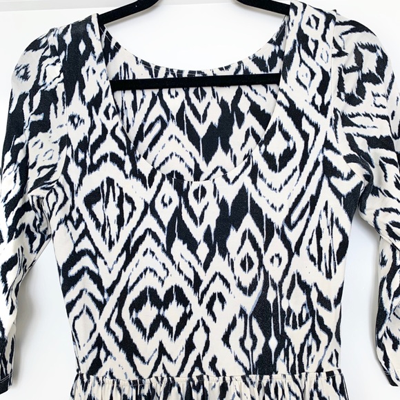 Knee Length Pattern Dress - Picture 4 of 4